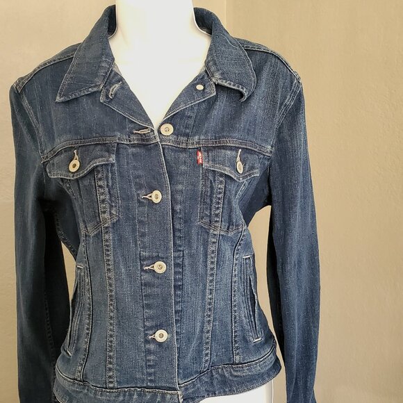 Women’s Levi Jeans Denim Trucker Jacket Sz M with Cat Patch on Back EXCELLENT! - Picture 1 of 10